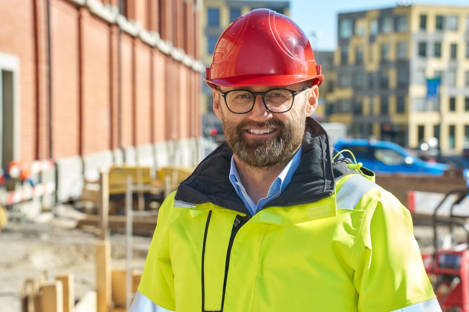 Nermin Dizdarevic, Gesamtprojektleiter Fernw&auml;rme bei den sgsw, vor der Baustelle bei der Reithalle. 